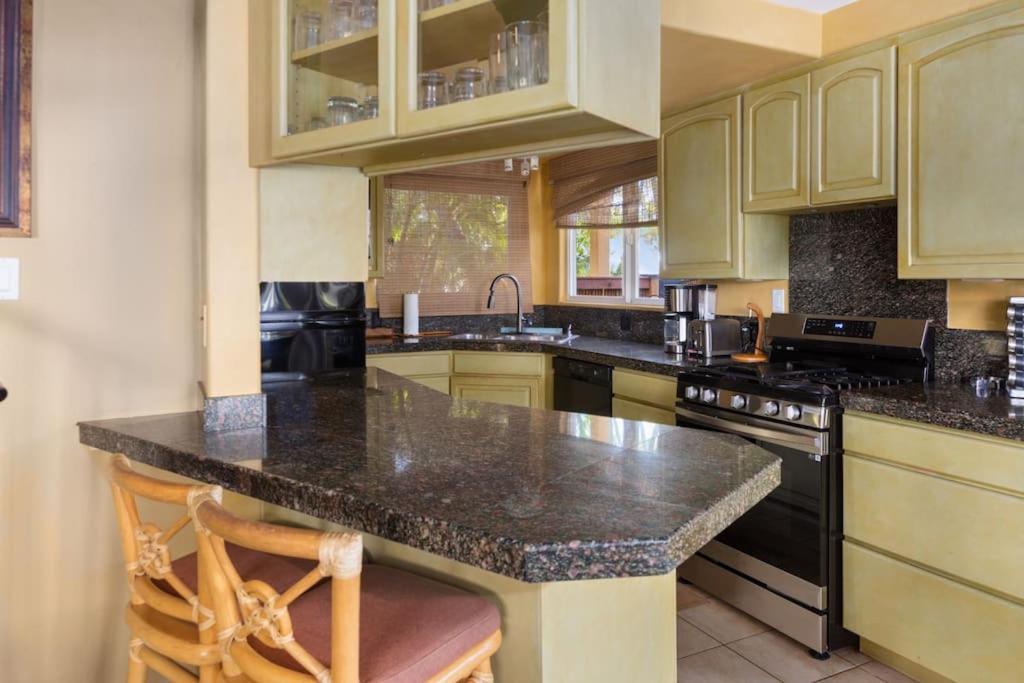 Plumeria Suite, 2-Bedrooms, Sleeps 6, Pool & Bbq, Pre-Renovation Summer Sale Kihei Eksteriør bilde